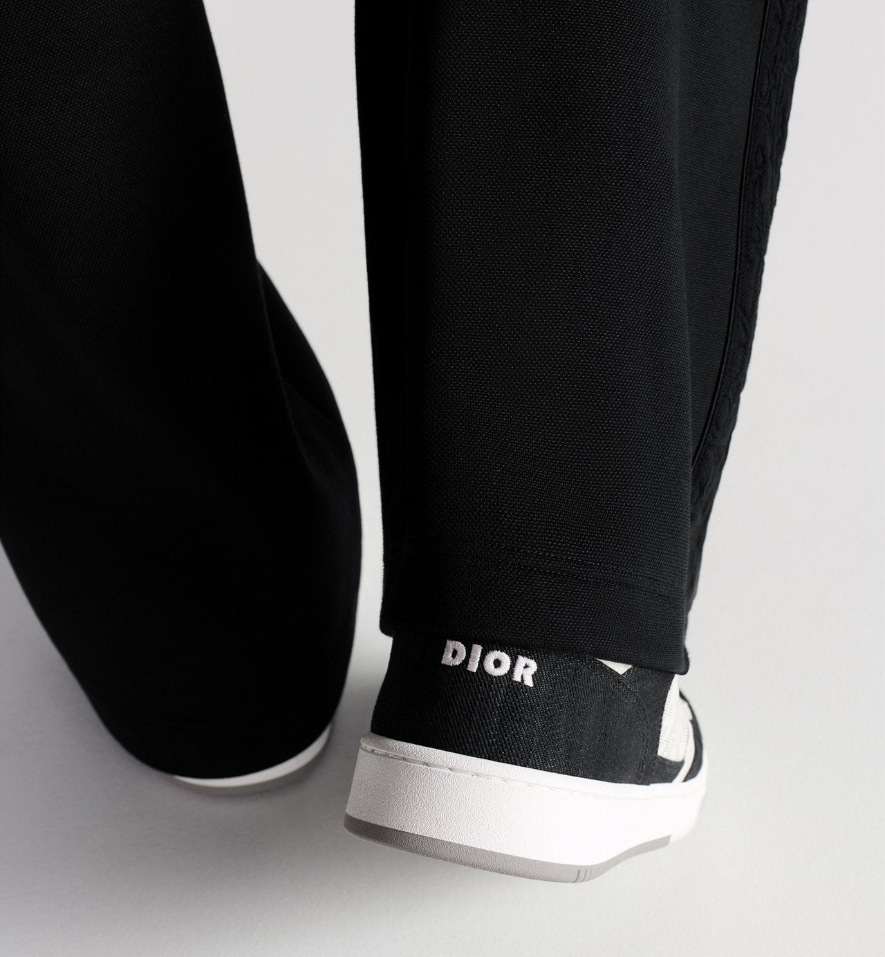 Dior B27 Uptown Low-Top Sneaker
White Smooth Calfskin, Black Denim and White Dior Oblique Galaxy Leather