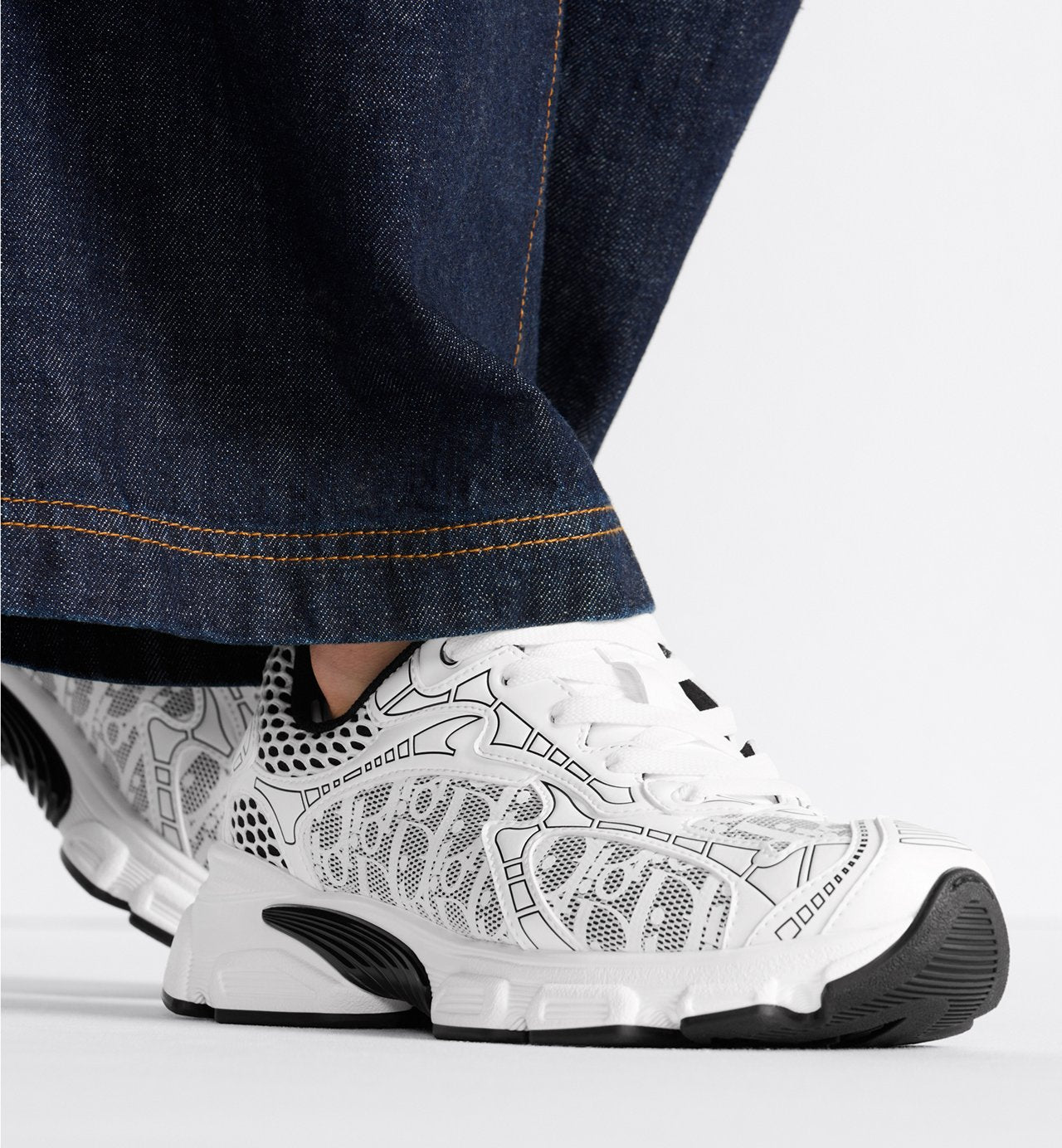 Dior Vibe Sneaker
White Mesh Printed with Dior Oblique Motif and White and Black Leather-Effect Panels