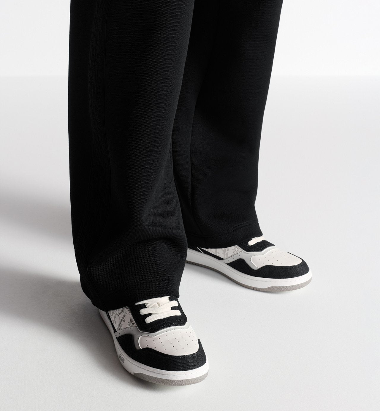 Dior B27 Uptown Low-Top Sneaker
White Smooth Calfskin, Black Denim and White Dior Oblique Galaxy Leather