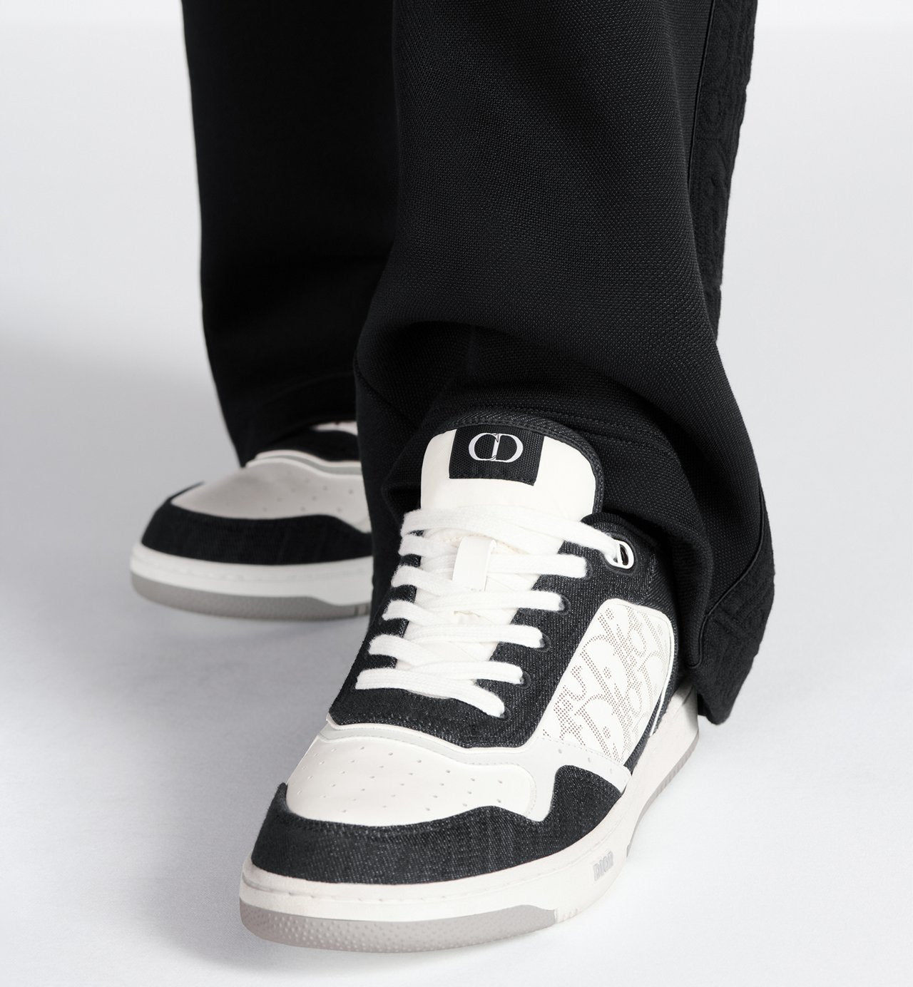 Dior B27 Uptown Low-Top Sneaker
White Smooth Calfskin, Black Denim and White Dior Oblique Galaxy Leather